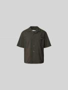 MAISON KITSUNÉ Relaxed Fit Freizeithemd mit Brusttasche in Dunkelgruen...