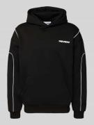 REVIEW Hoodie mit Logo und Känguru-Tasche in Black, Größe L