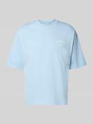 REVIEW T-Shirt mit Label-Detail in Hellblau, Größe L