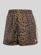 adidas Originals Loose Fit Shorts mit Logo Details in Beige, Größe S