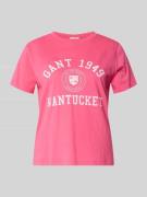 Gant T-Shirt mit Label-Print in Pink, Größe L