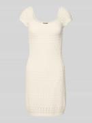 REVIEW Strickkleid mit Strukturmuster und Wellensaum in Offwhite, Größ...