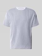 MCNEAL T-Shirt mit Strukturmuster und Rundhalsausschnitt in Dunkelblau...