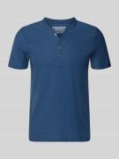 MCNEAL T-Shirt mit V-Ausschnitt und Knopfleiste in Rauchblau, Größe L