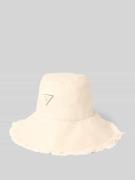 Guess Hut mit Label-Applikation und Fransen Modell 'SALLY' in Offwhite...