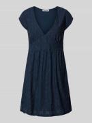 REVIEW Kurzes Kleid mit V-Ausschnitt, Lochstickerei und großer Schleif...