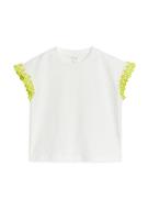 Arket T-Shirt mit Volant-Ärmeln Weiß/Gelb, T-Shirts & Tops in Größe 98...