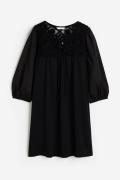 H&M Jerseykleid mit Spitzendetail Schwarz, Alltagskleider in Größe XS....