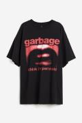 H&M Oversized T-Shirt mit Print Schwarz/Garbage in Größe XXS. Farbe: B...