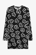 Monki Langärmeliges Jersey-Minikleid Schwarz mit weißen Blumen, Alltag...