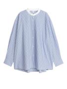 Arket Oversize-Hemd aus Baumwolle Weiß/Blau, Freizeithemden in Größe 3...