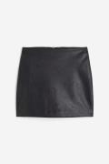 H&M Minirock Schwarz/Coating, Röcke in Größe 40. Farbe: Black/coated
